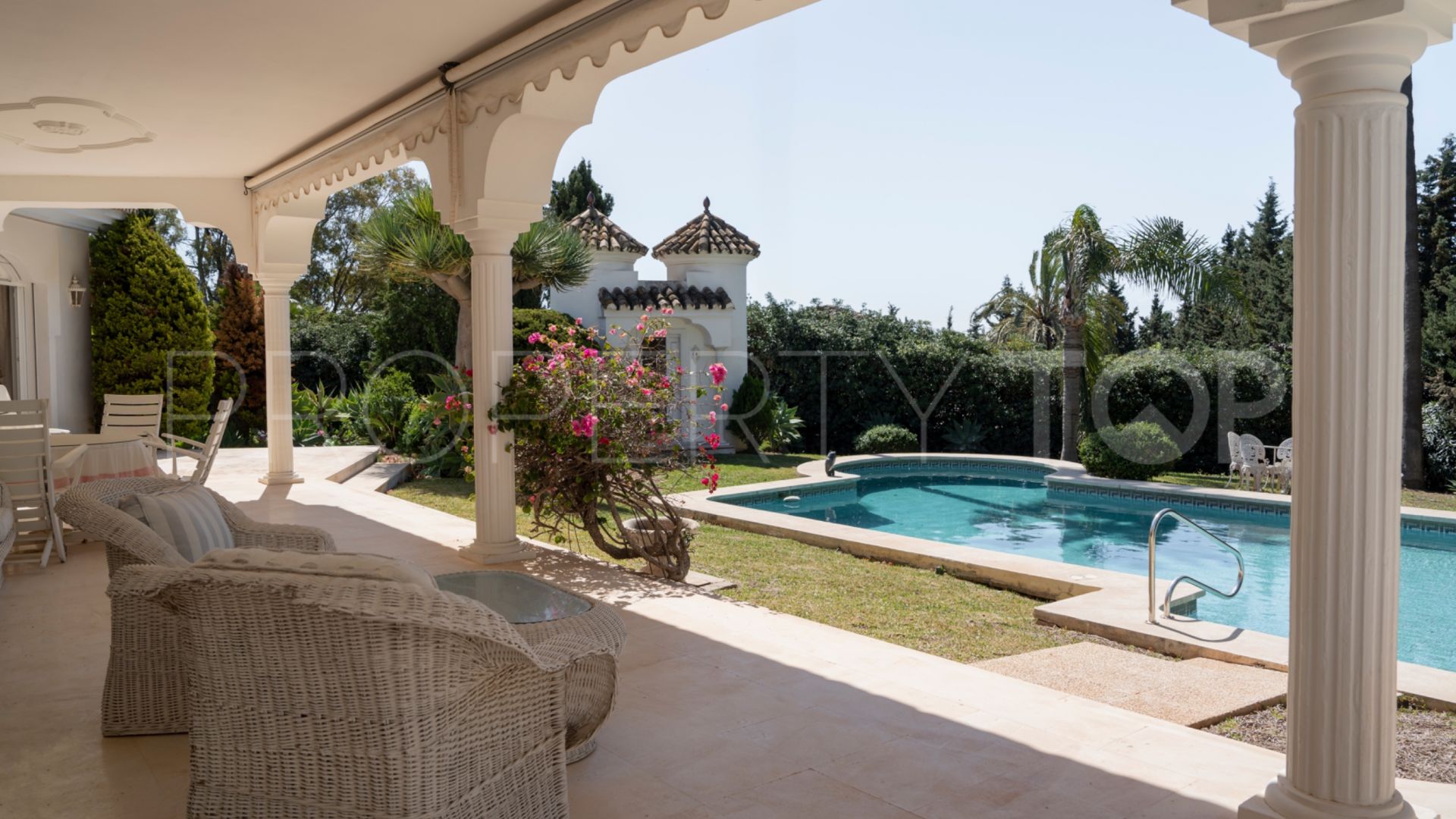 Se vende villa en Azahar de Estepona con 4 dormitorios