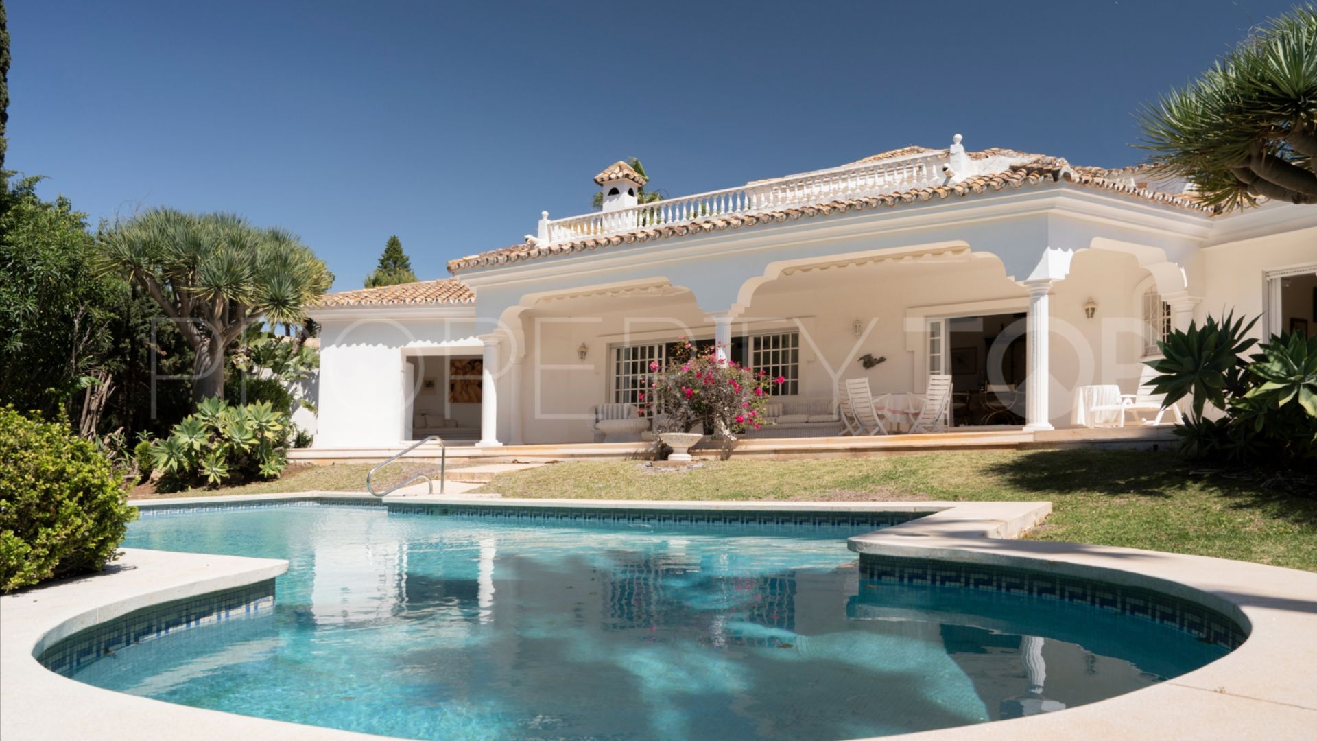 Se vende villa en Azahar de Estepona con 4 dormitorios