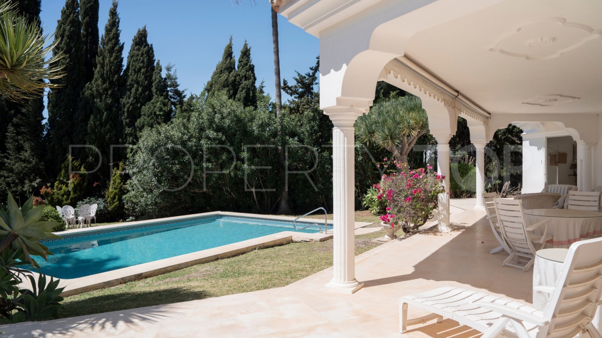 Se vende villa en Azahar de Estepona con 4 dormitorios