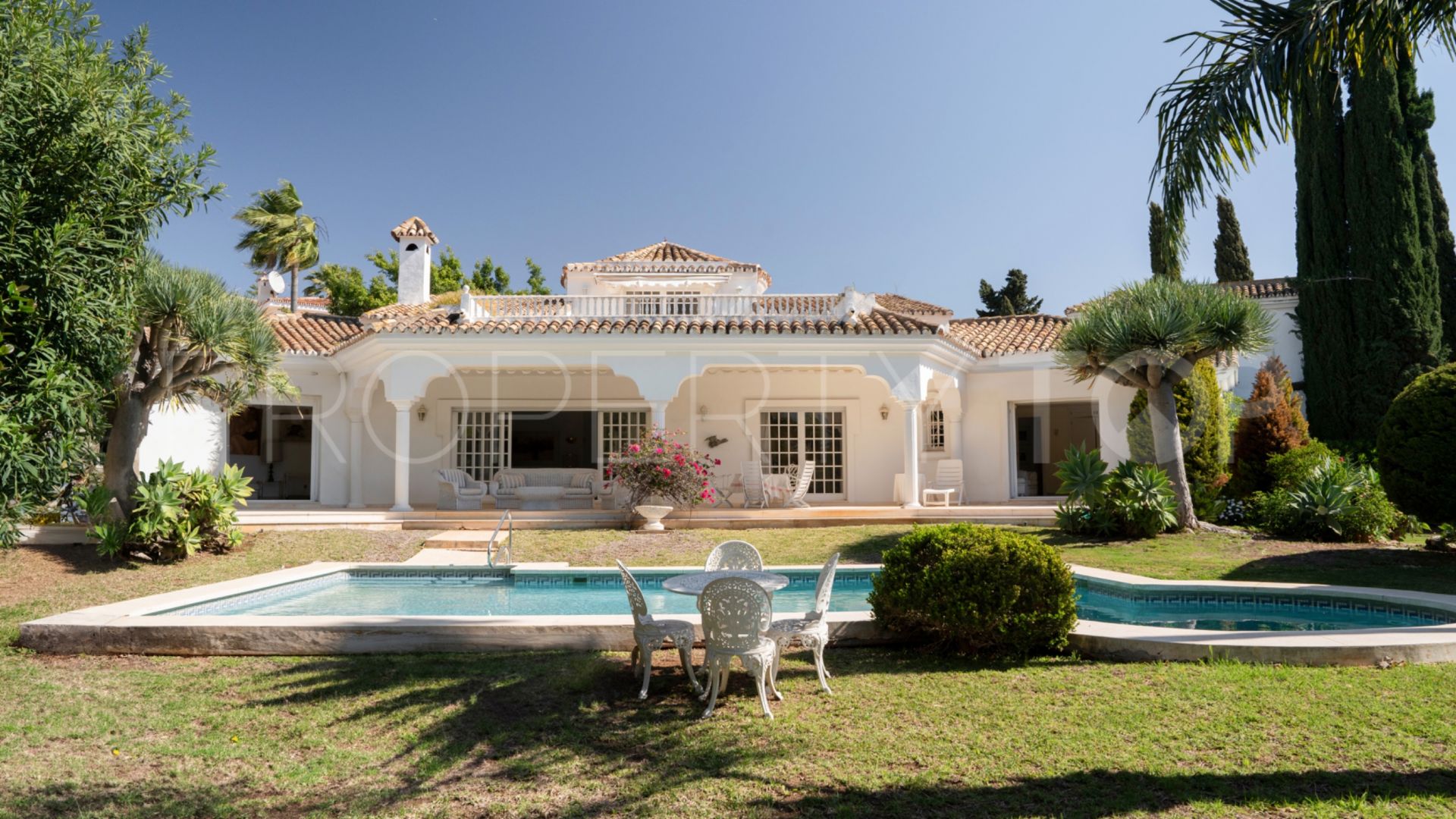 Se vende villa en Azahar de Estepona con 4 dormitorios