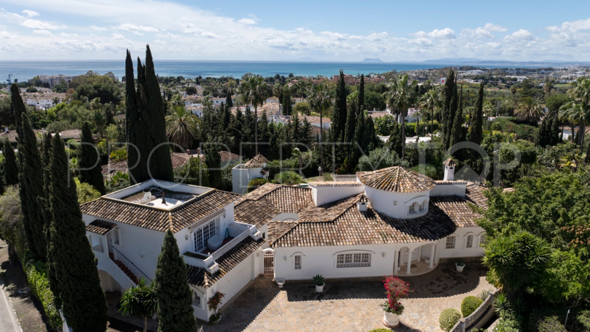 Villa for sale in Azahar de Estepona with 4 bedrooms