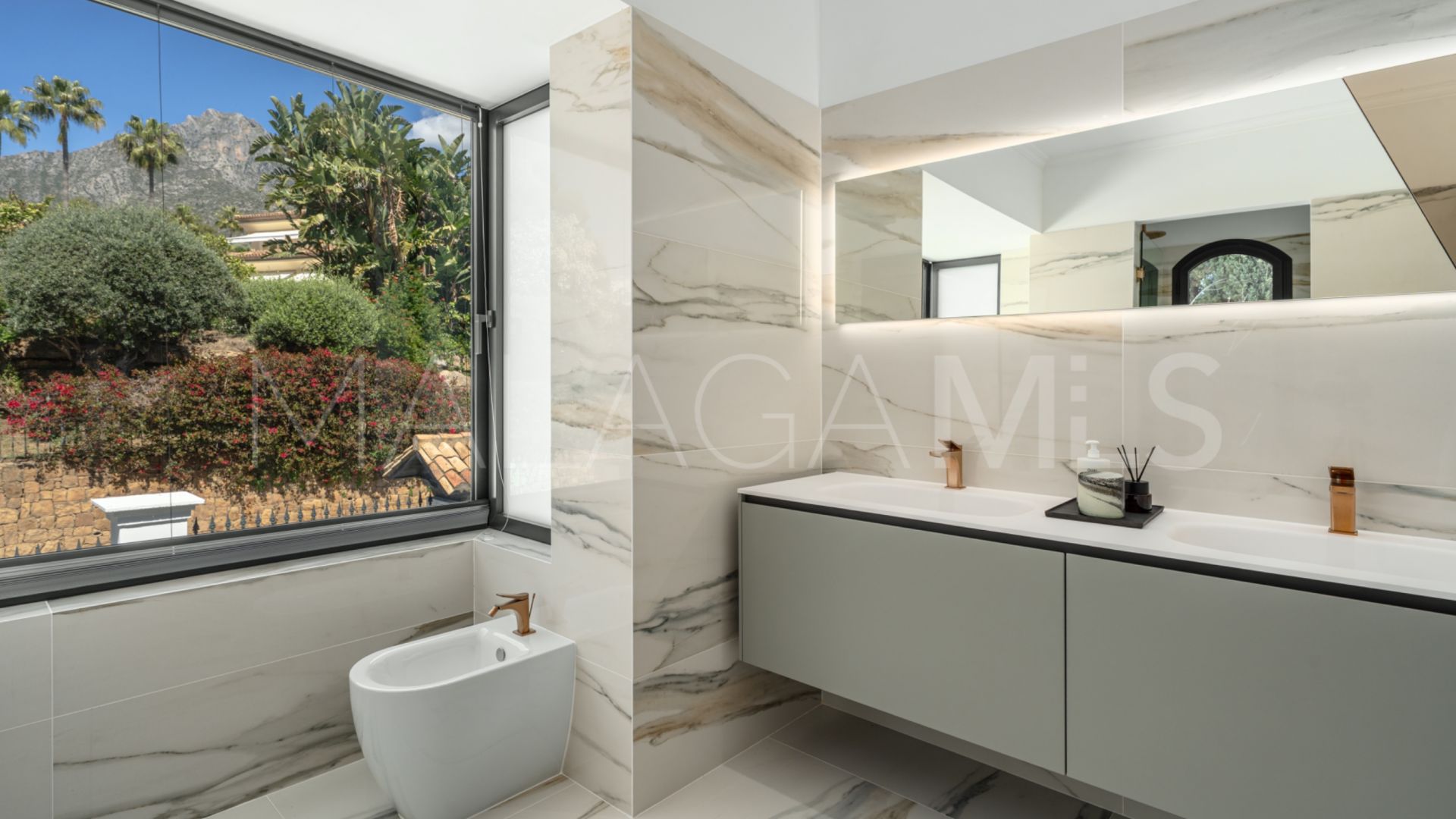 Buy villa in Altos Reales