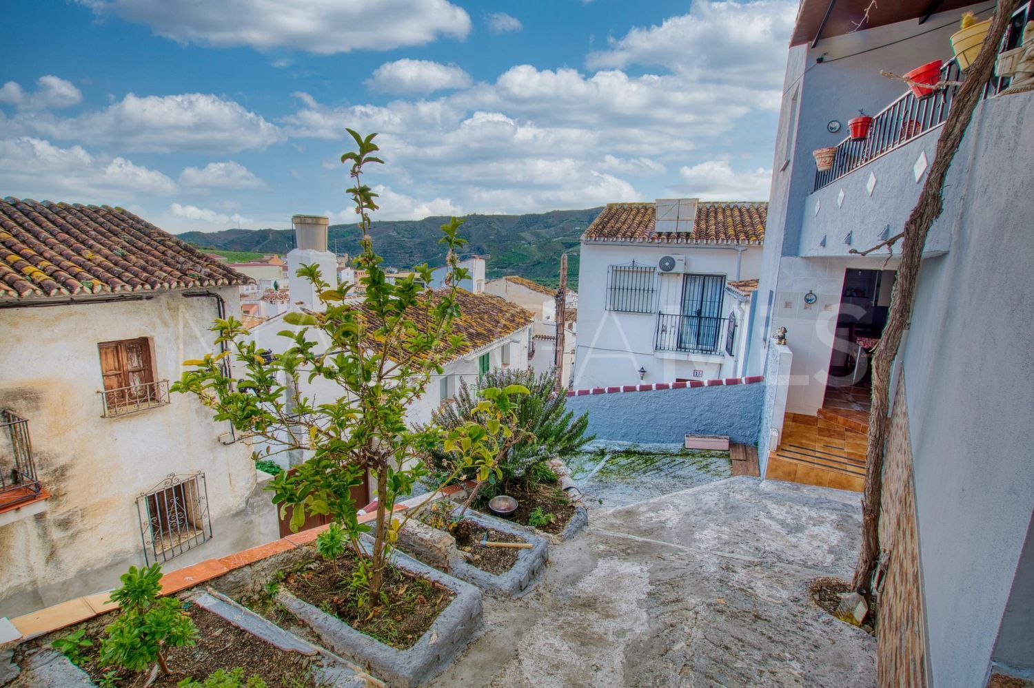 Hus i byn for sale in Benamargosa