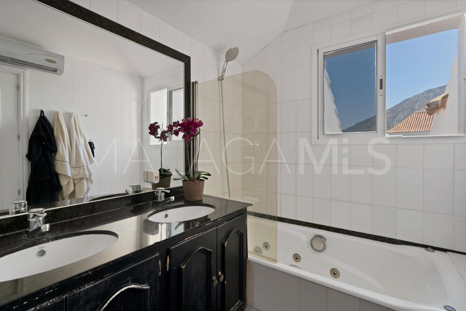 Lägenhet for sale in Las Lomas del Marbella Club