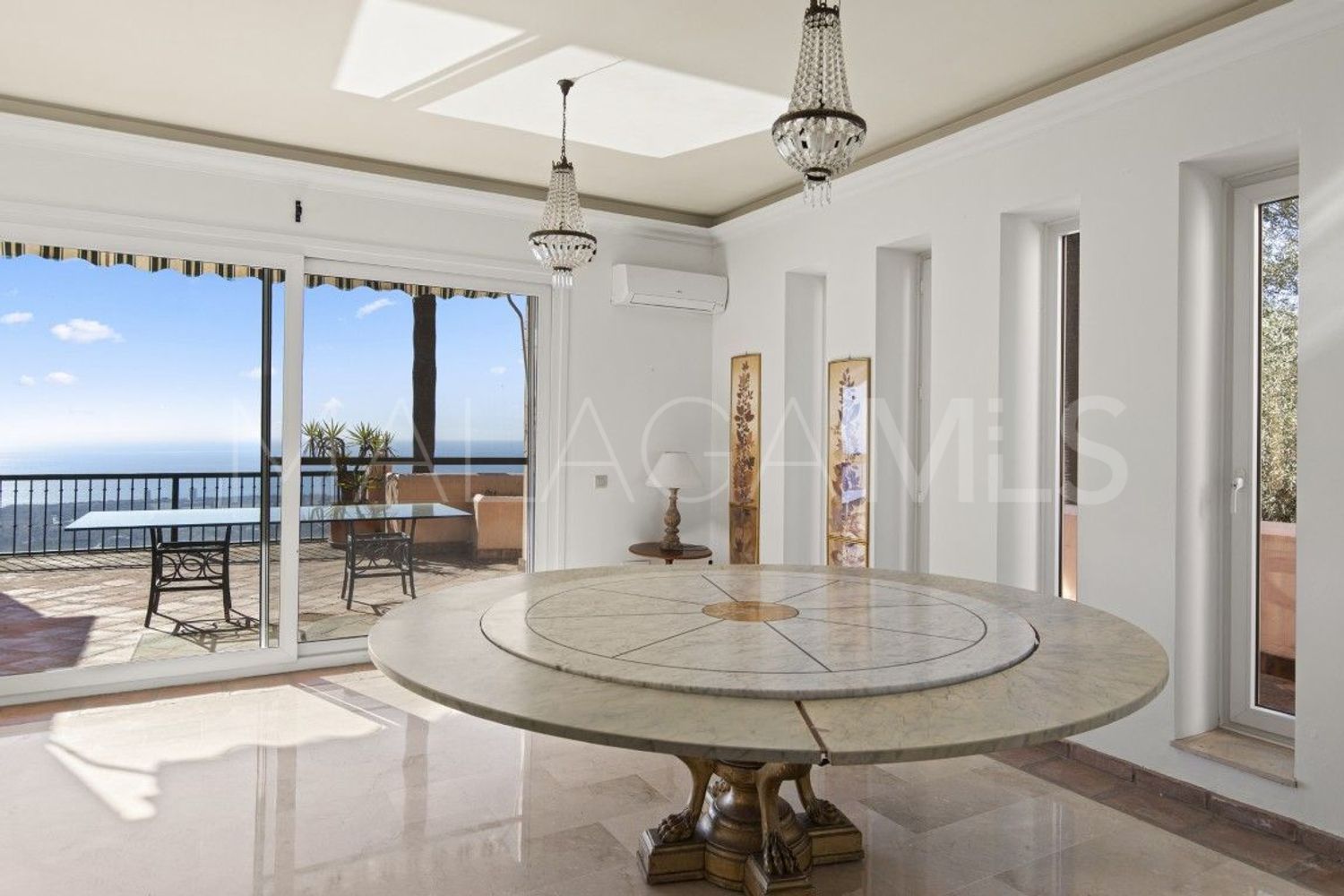 5 bedrooms La Mairena house for sale