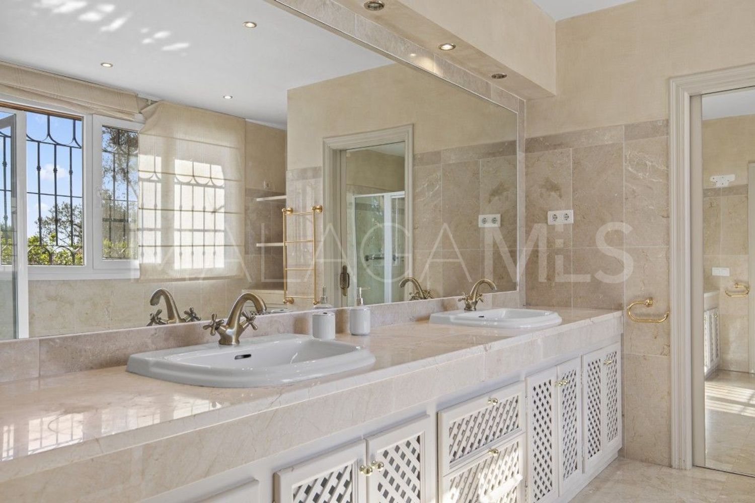 5 bedrooms La Mairena house for sale