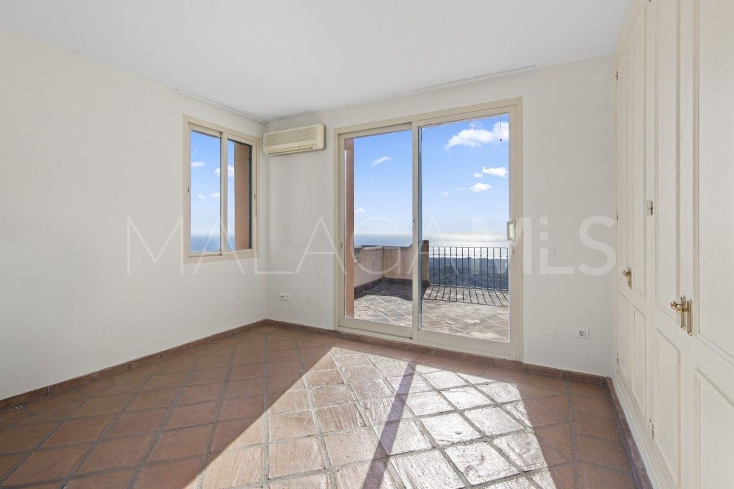 5 bedrooms La Mairena house for sale