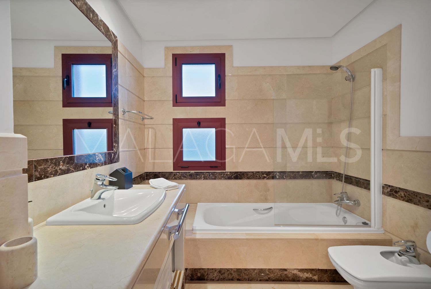 Piso with 3 bedrooms for sale in Bahia de Marbella