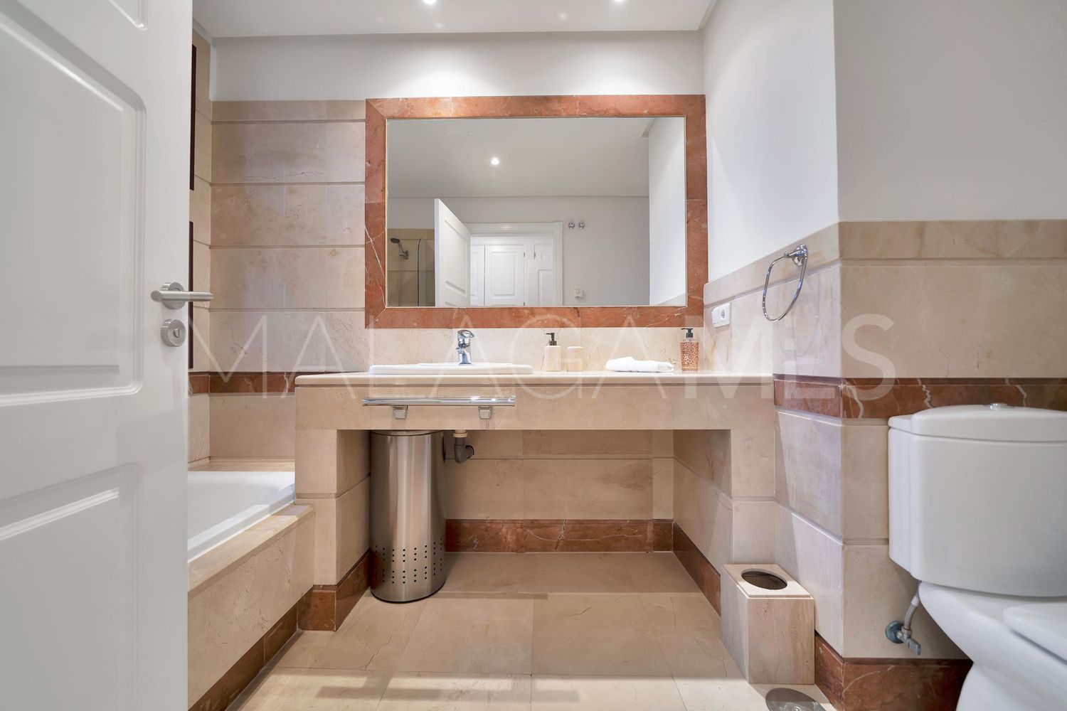 Piso with 3 bedrooms for sale in Bahia de Marbella