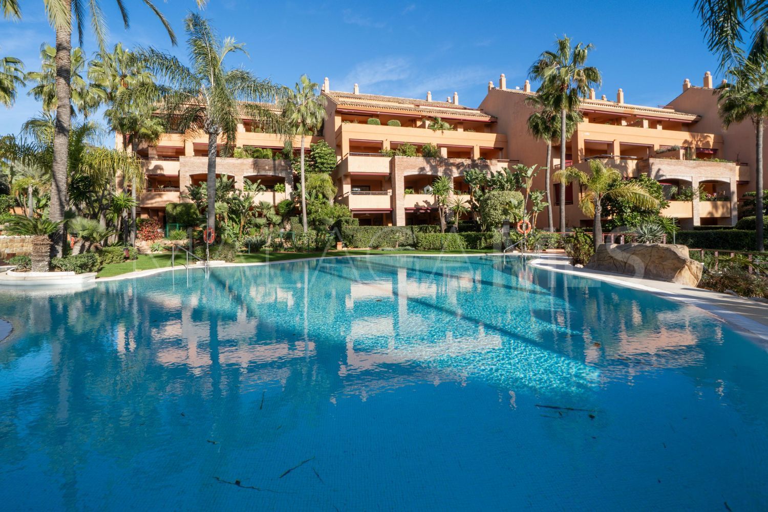 Piso with 3 bedrooms for sale in Bahia de Marbella