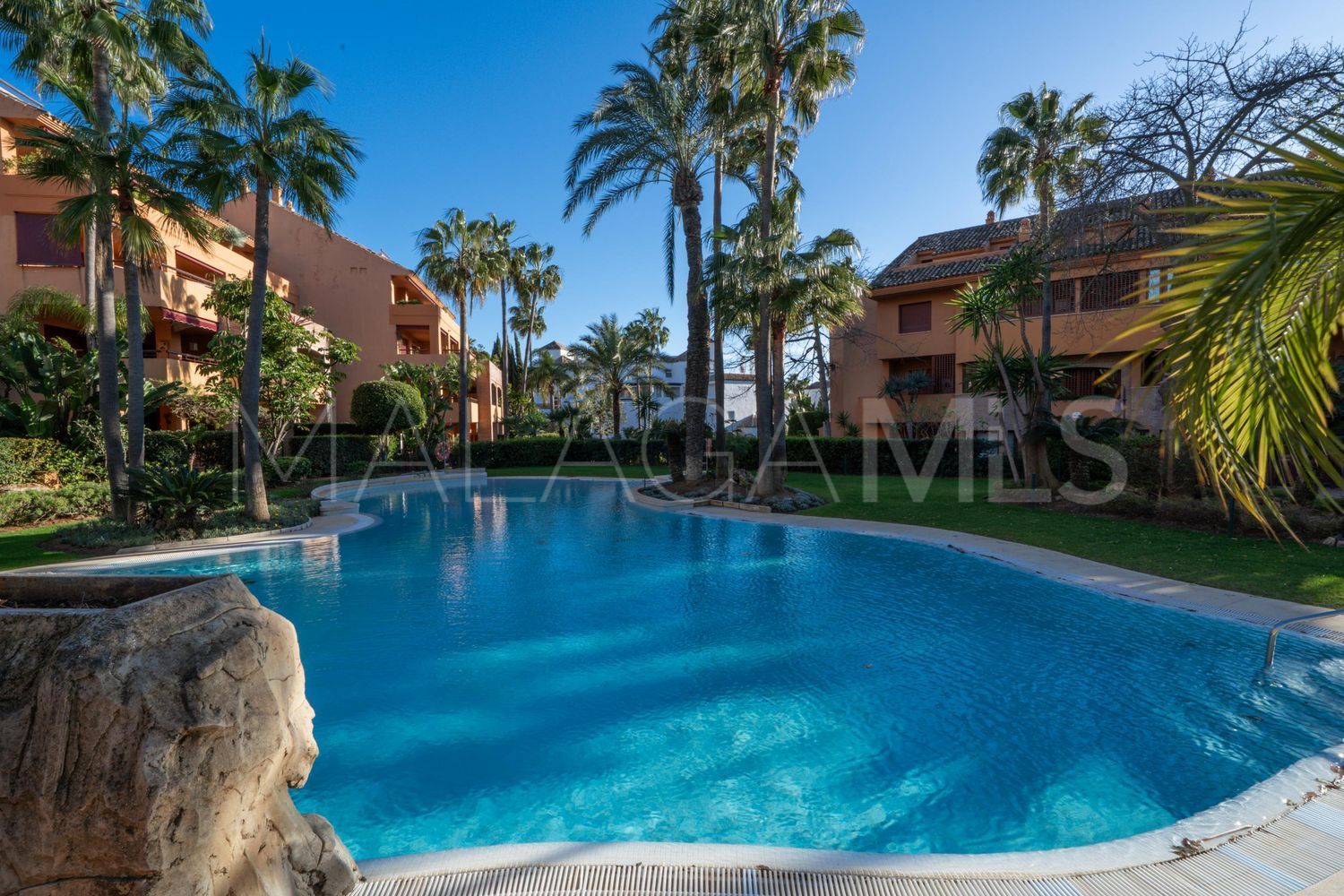 Piso with 3 bedrooms for sale in Bahia de Marbella