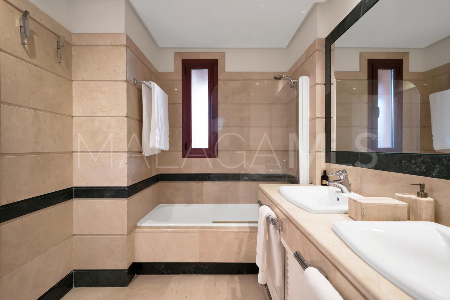 Piso with 3 bedrooms for sale in Bahia de Marbella