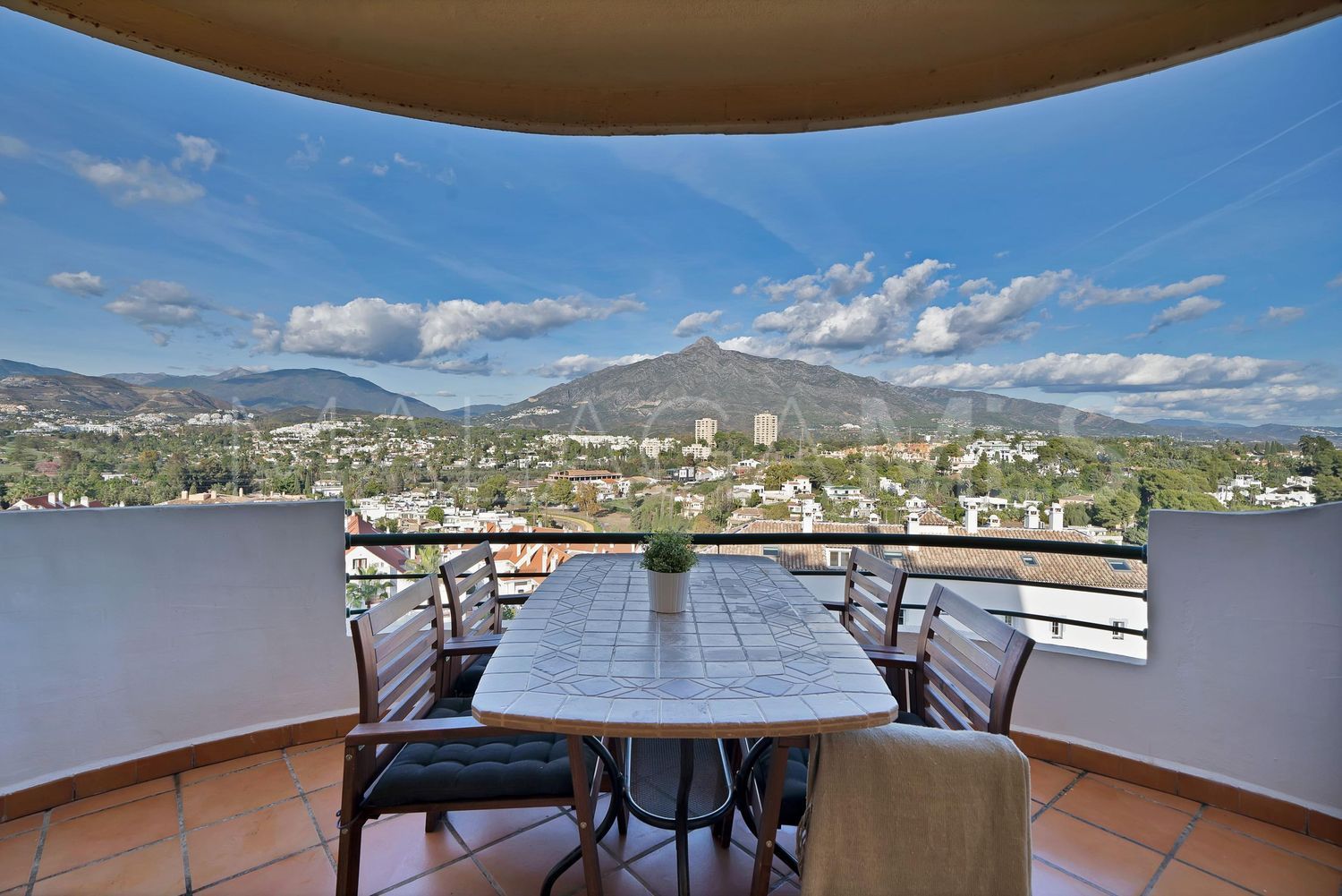 For sale Nueva Andalucia flat with 2 bedrooms