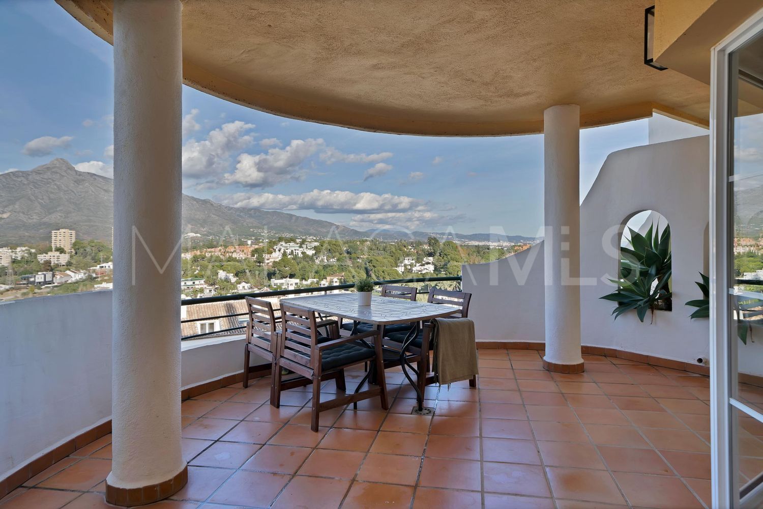 For sale Nueva Andalucia flat with 2 bedrooms