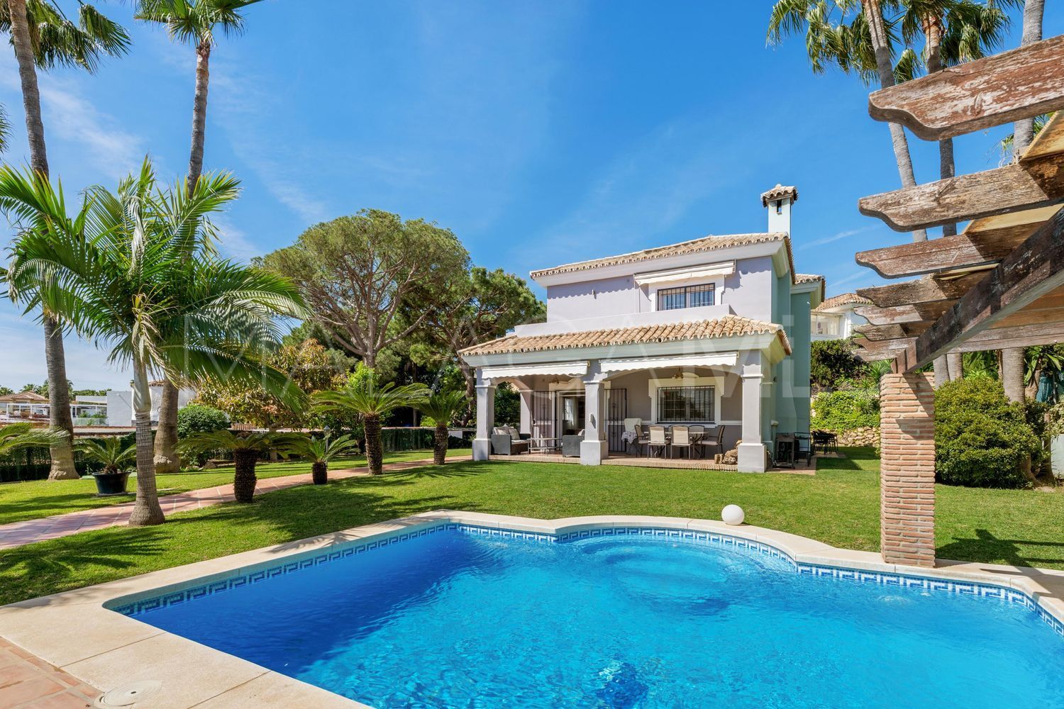 Hus i byn for sale in Nueva Atalaya