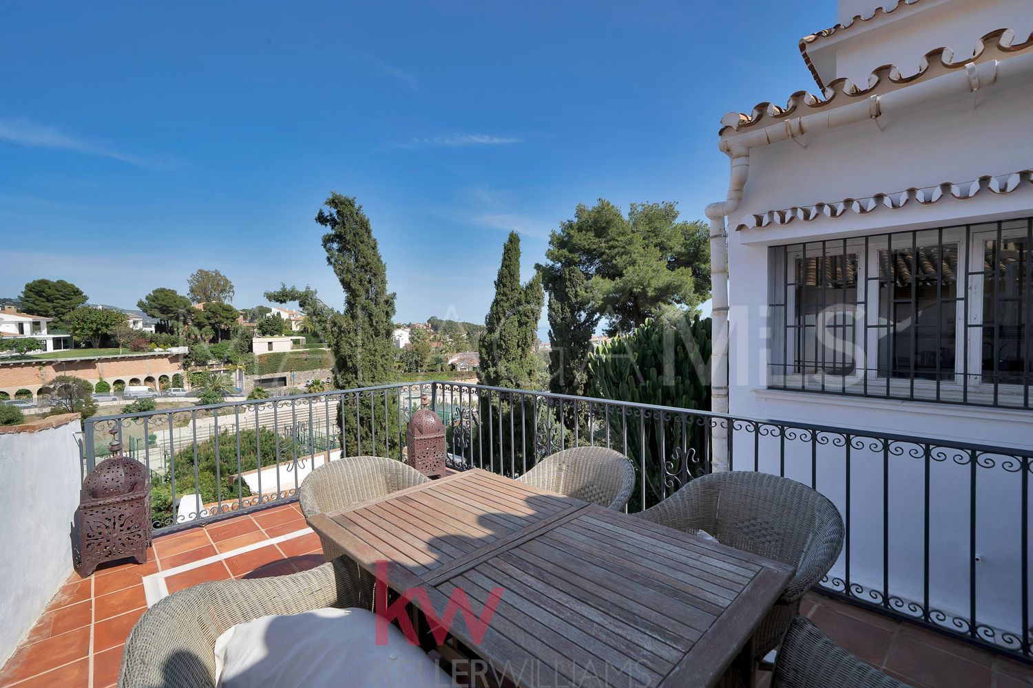 Hus i byn for sale in Cerrado Calderón - El Morlaco