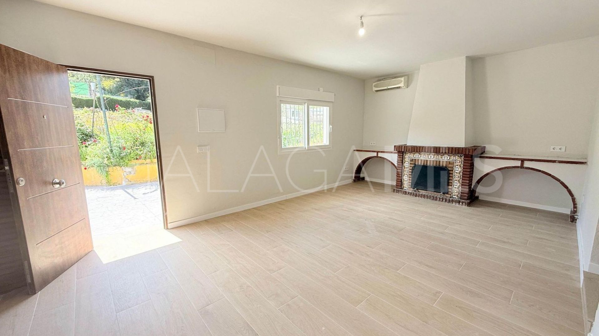 Casa de campo with 3 bedrooms for sale in Coin