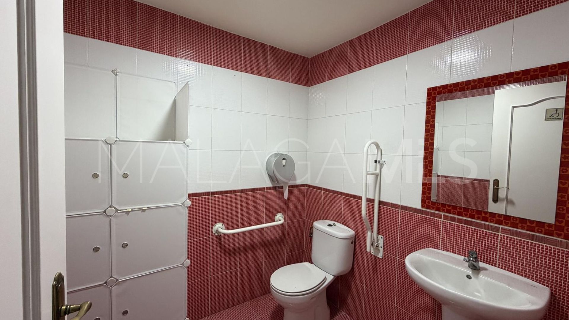 Kommersiella lokaler for sale in Altos de Estepona