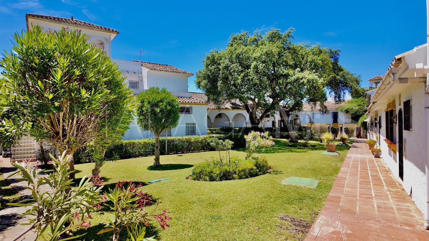 Maison de ville for sale in Hacienda Elviria