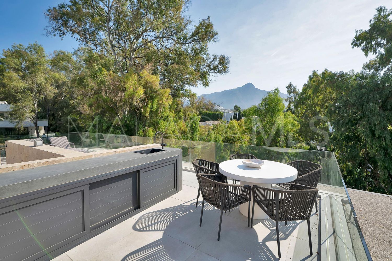 Hus i byn for sale in Los Naranjos