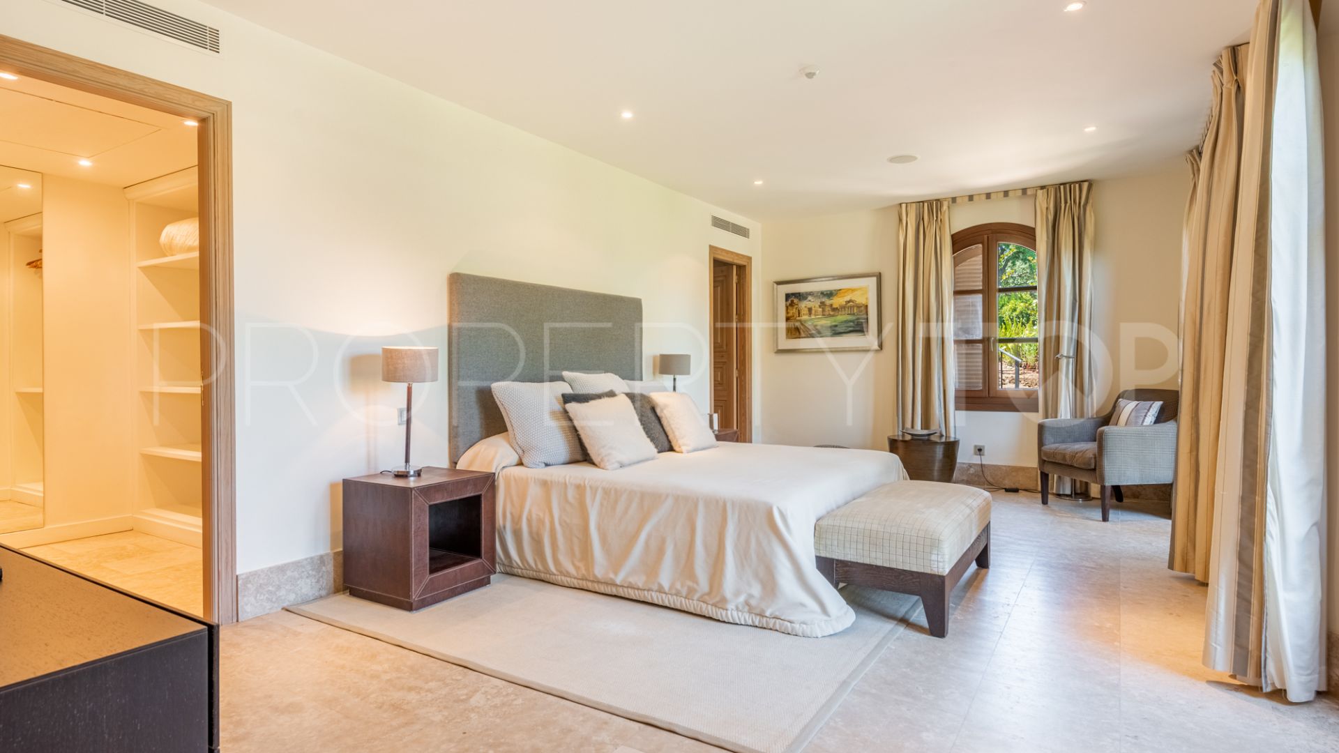 Villa con 5 dormitorios a la venta en San Roque Club