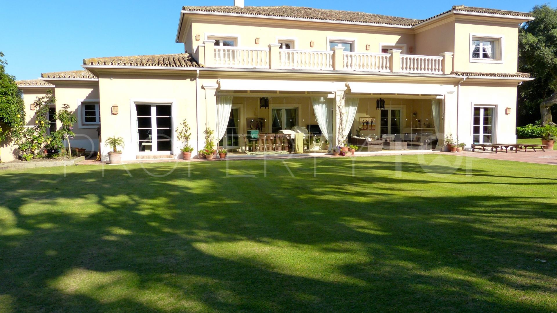 Villa a la venta en San Roque Club de 7 dormitorios