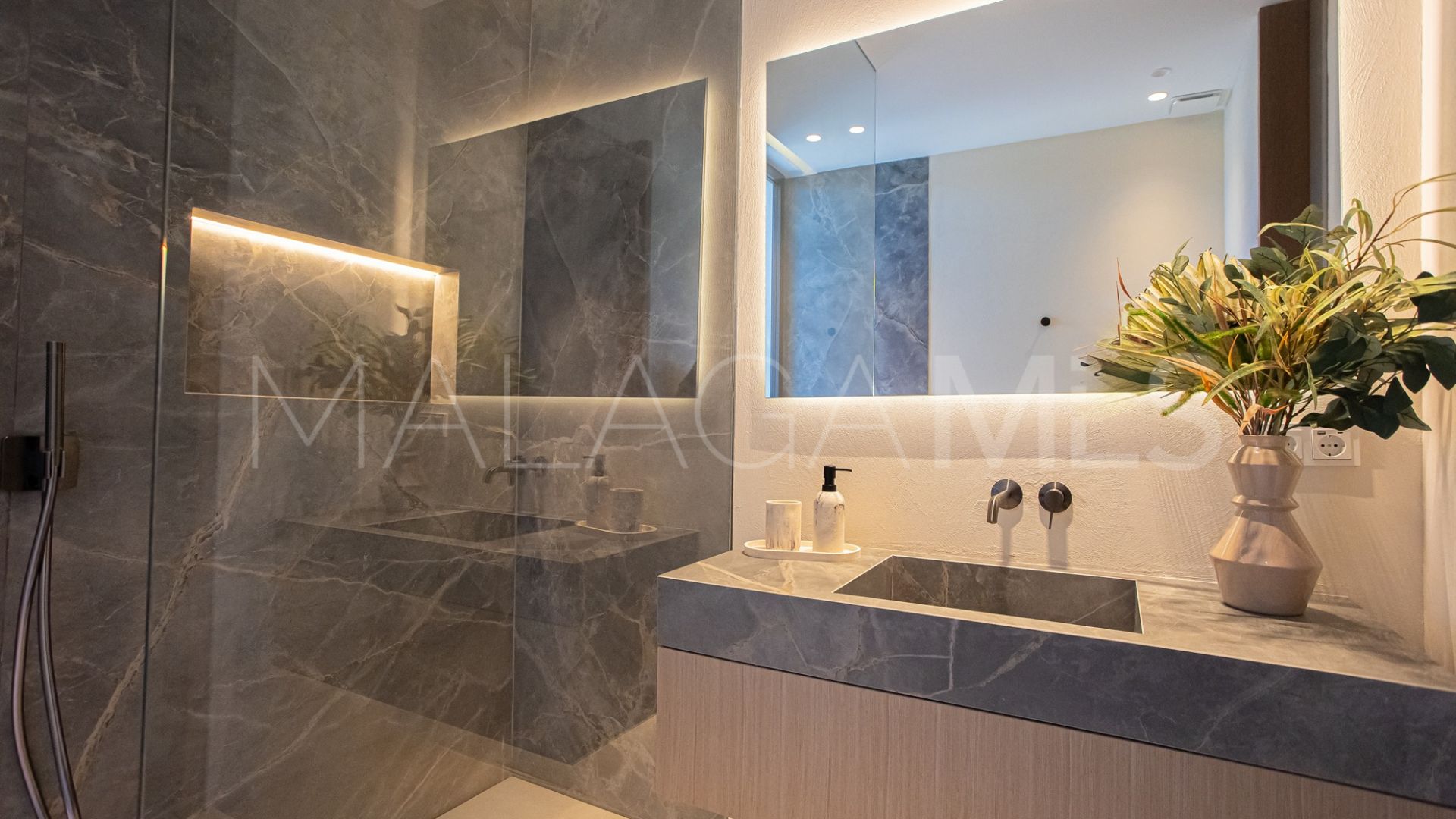 Villa for sale in Los Monteros