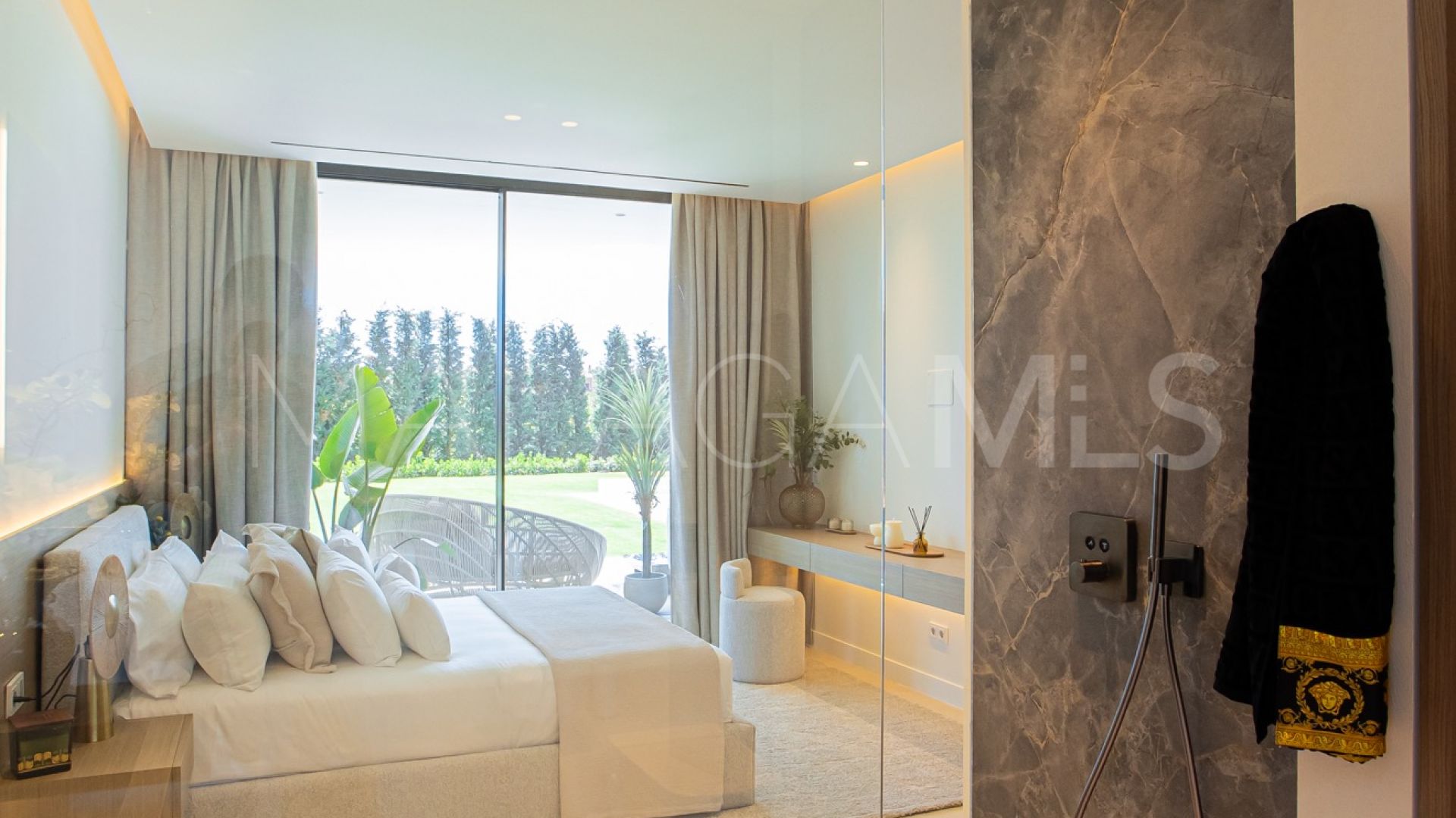 Villa for sale in Los Monteros