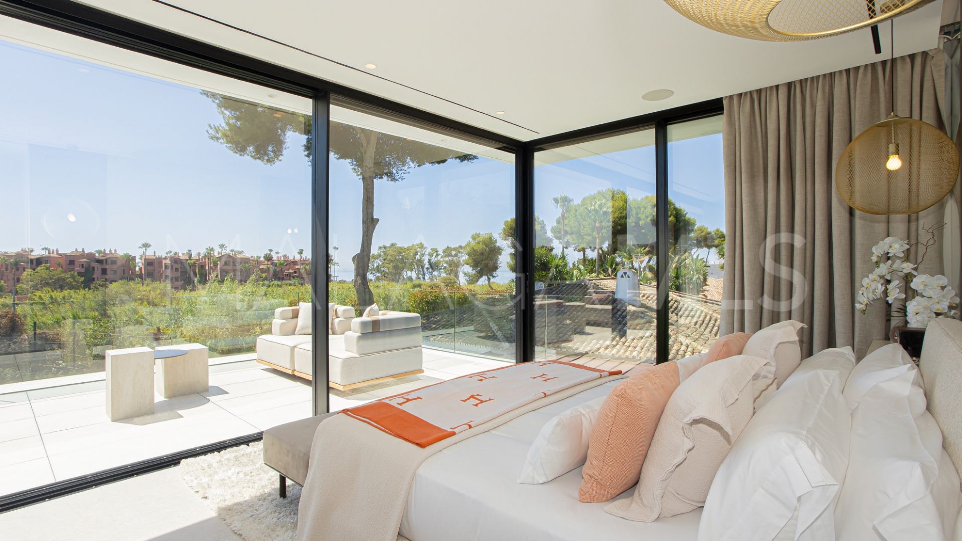 Villa for sale in Los Monteros