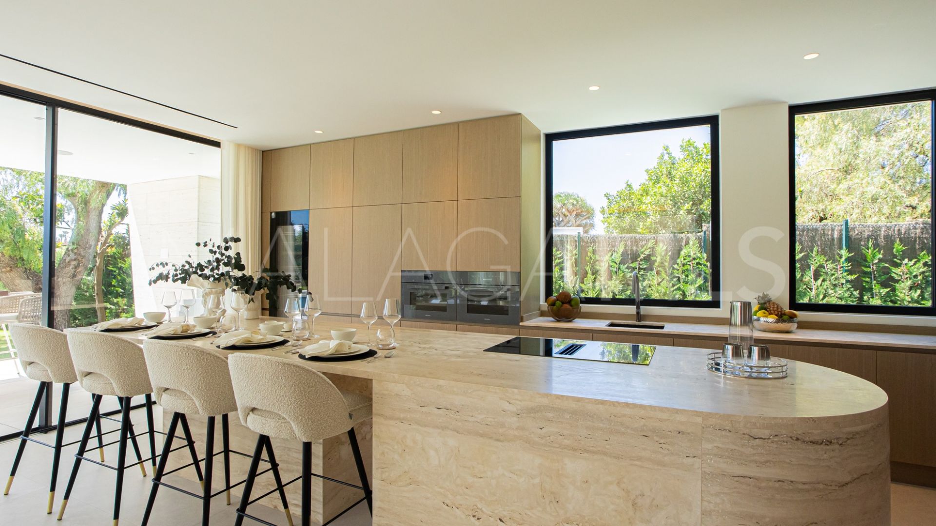 Villa for sale in Los Monteros