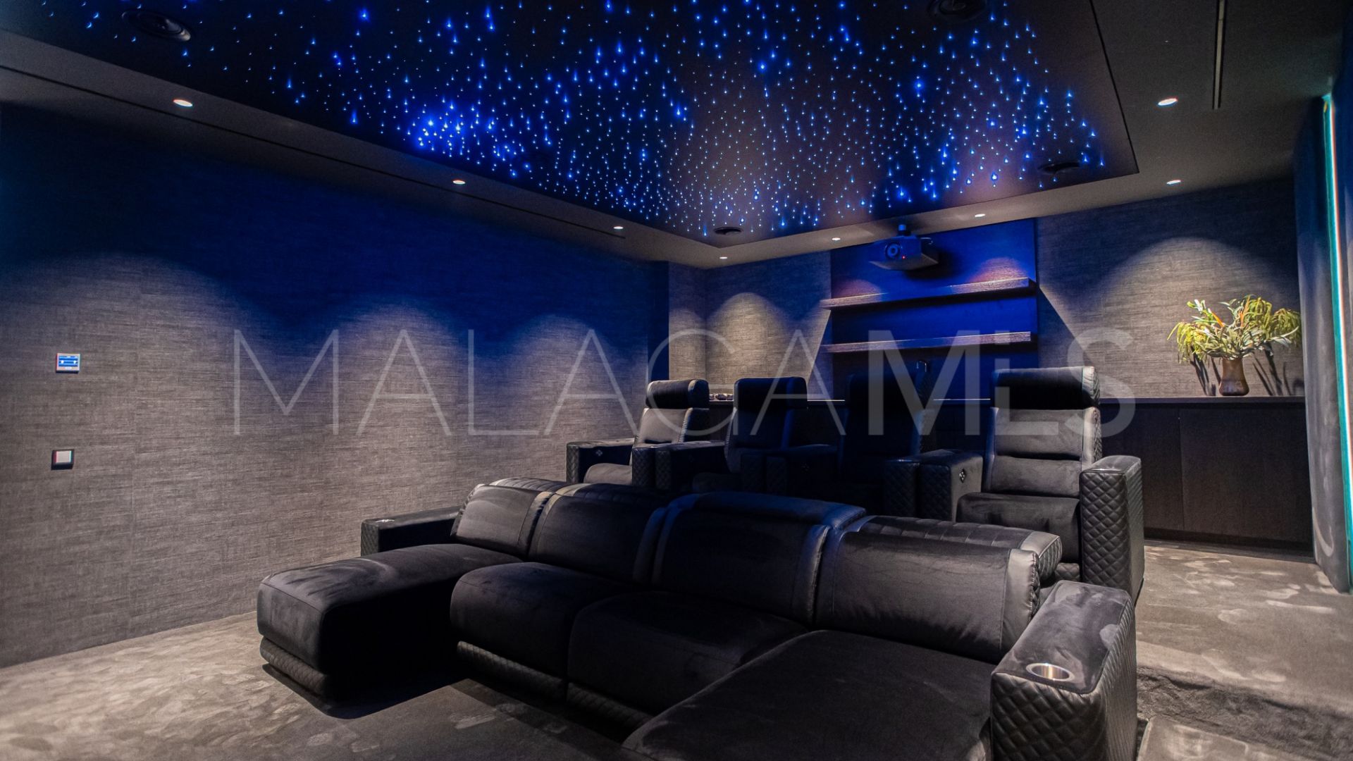 Villa for sale in Los Monteros