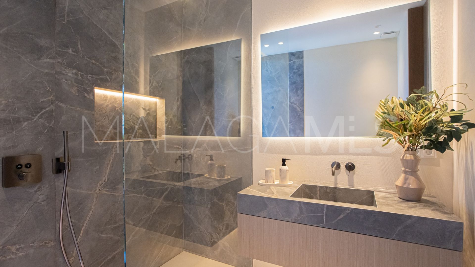 Villa for sale in Los Monteros