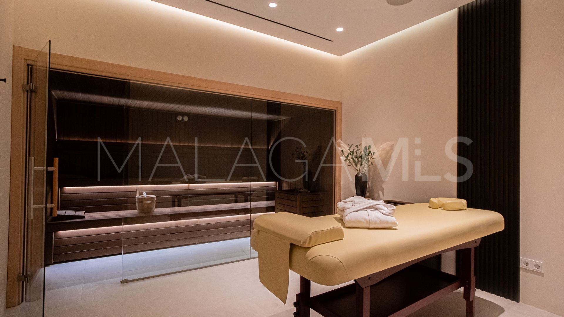 Villa for sale in Los Monteros