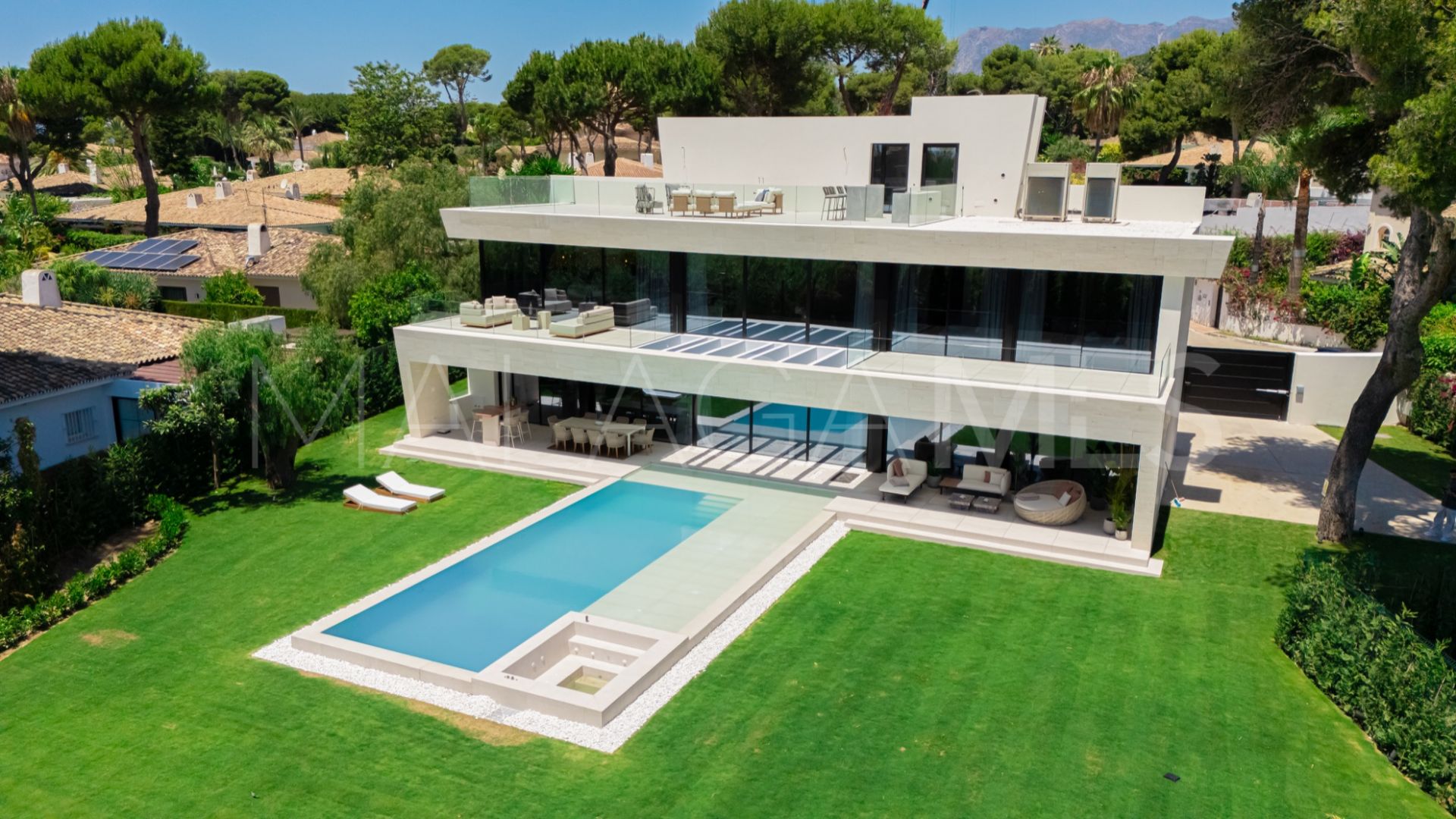 Villa for sale in Los Monteros