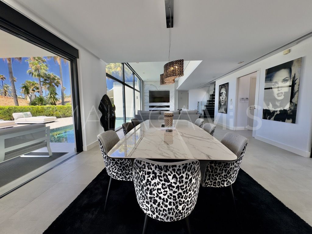 Villa for sale in Los Monteros