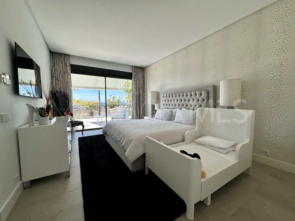 Villa for sale in Los Monteros
