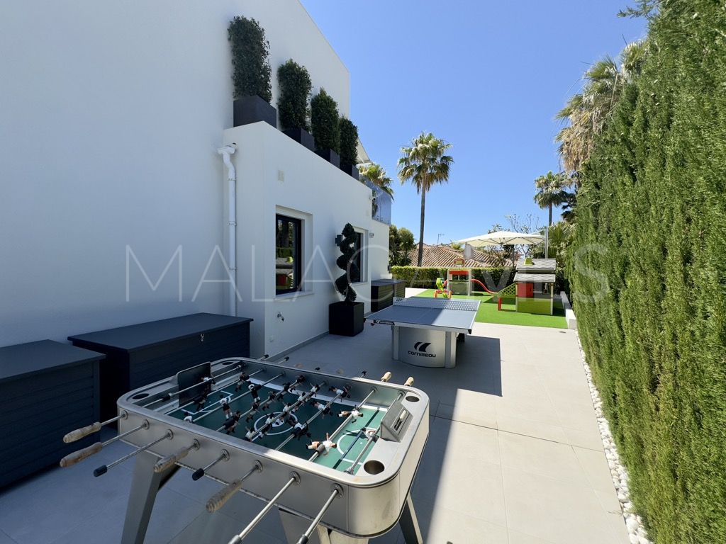 Villa for sale in Los Monteros