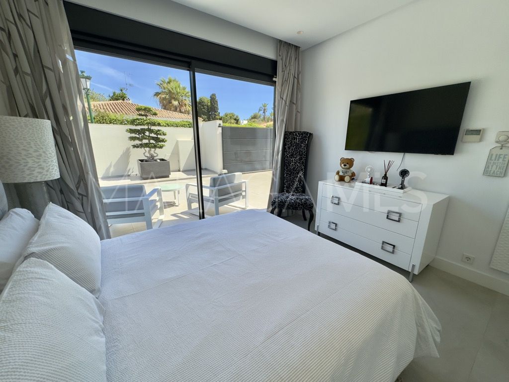 Villa for sale in Los Monteros