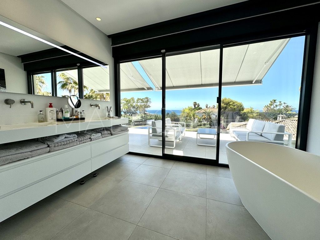 Villa for sale in Los Monteros