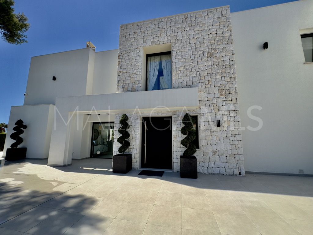 Villa for sale in Los Monteros