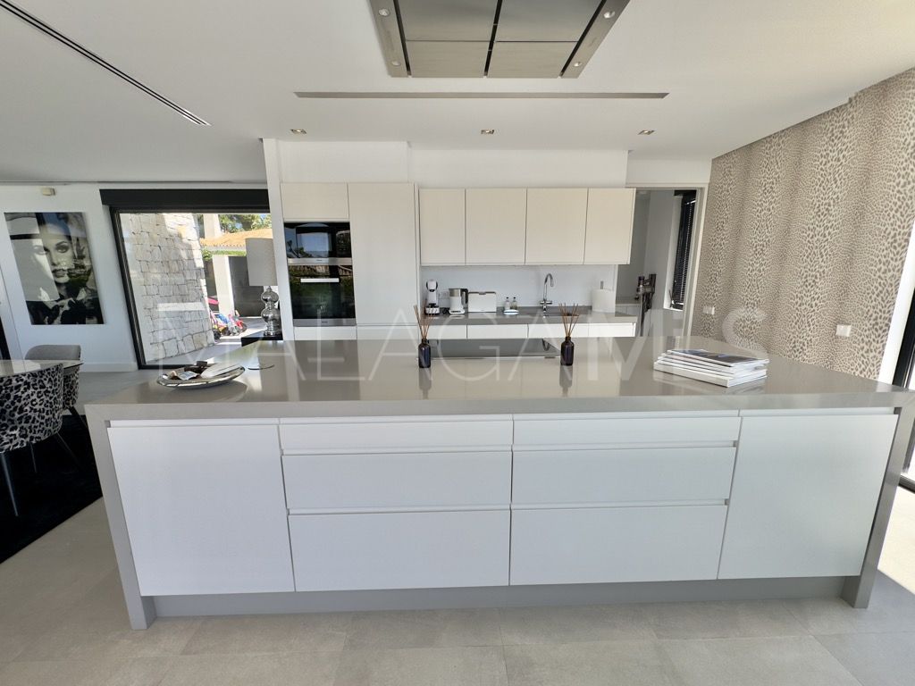Villa for sale in Los Monteros