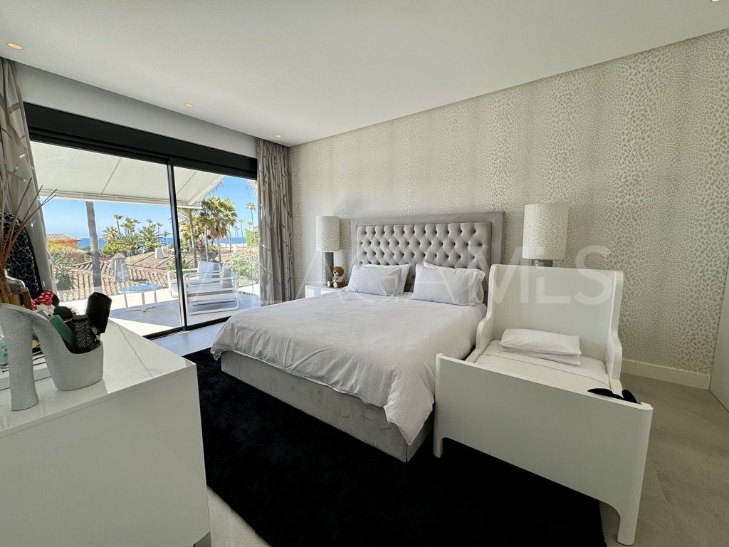 Villa for sale in Los Monteros