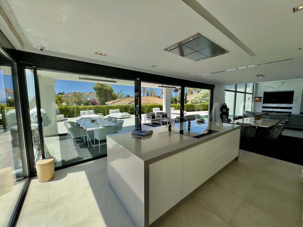 Villa for sale in Los Monteros