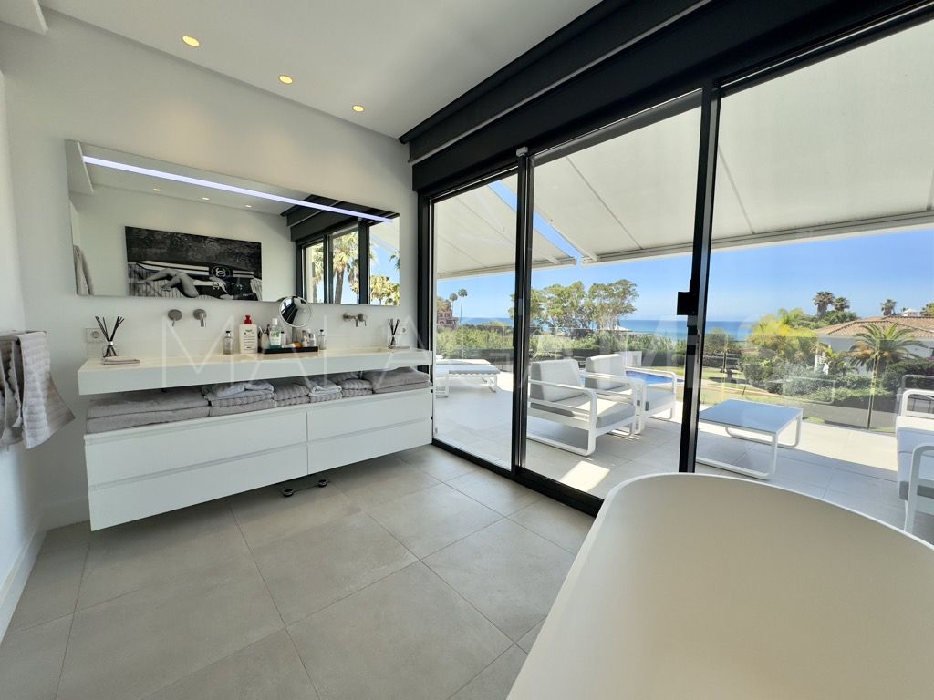 Villa for sale in Los Monteros