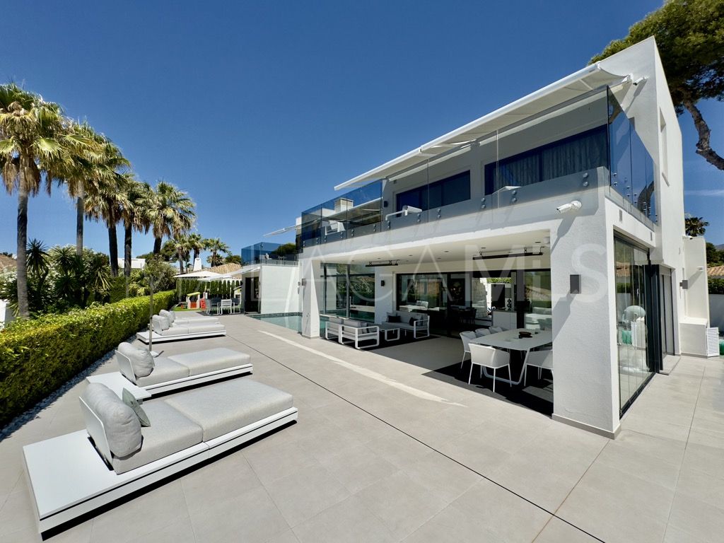 Villa for sale in Los Monteros