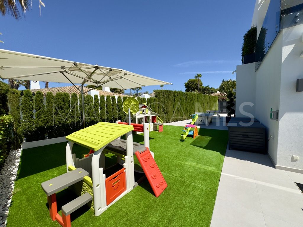Villa for sale in Los Monteros