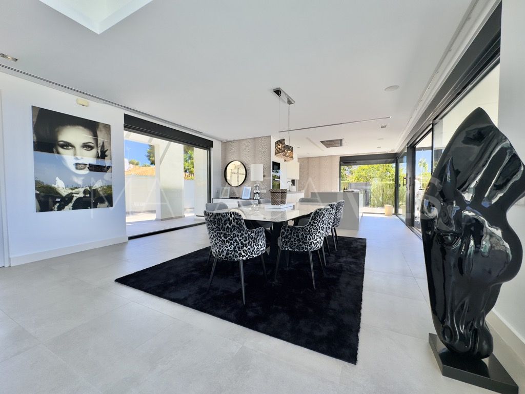Villa for sale in Los Monteros