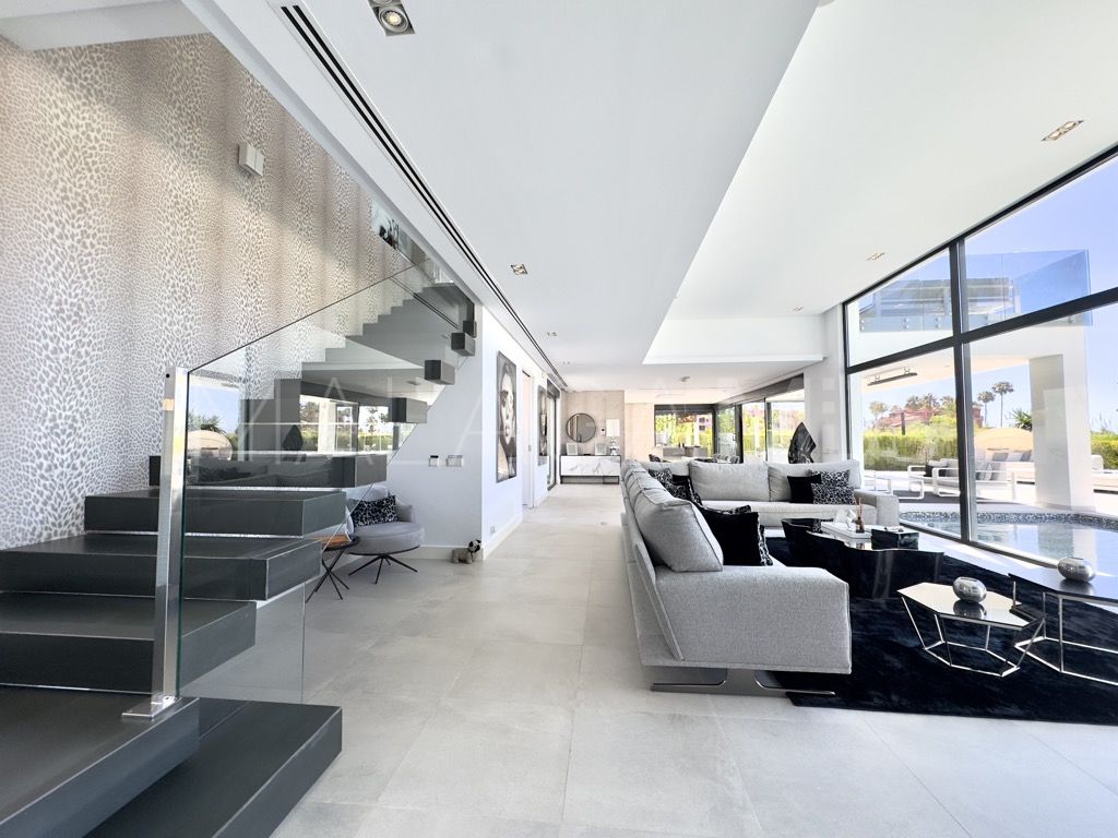 Villa for sale in Los Monteros