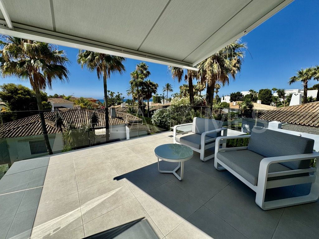 Villa for sale in Los Monteros
