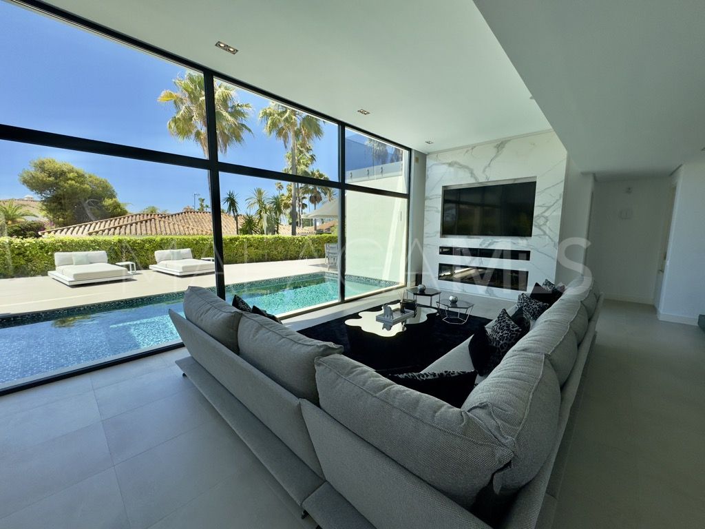 Villa for sale in Los Monteros